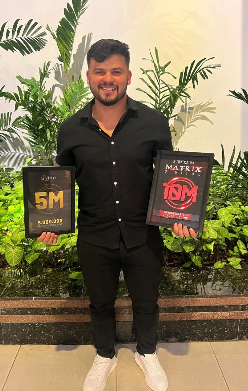 Wallace Nobre segurando as placas de 5 e 10 milhões de faturamento